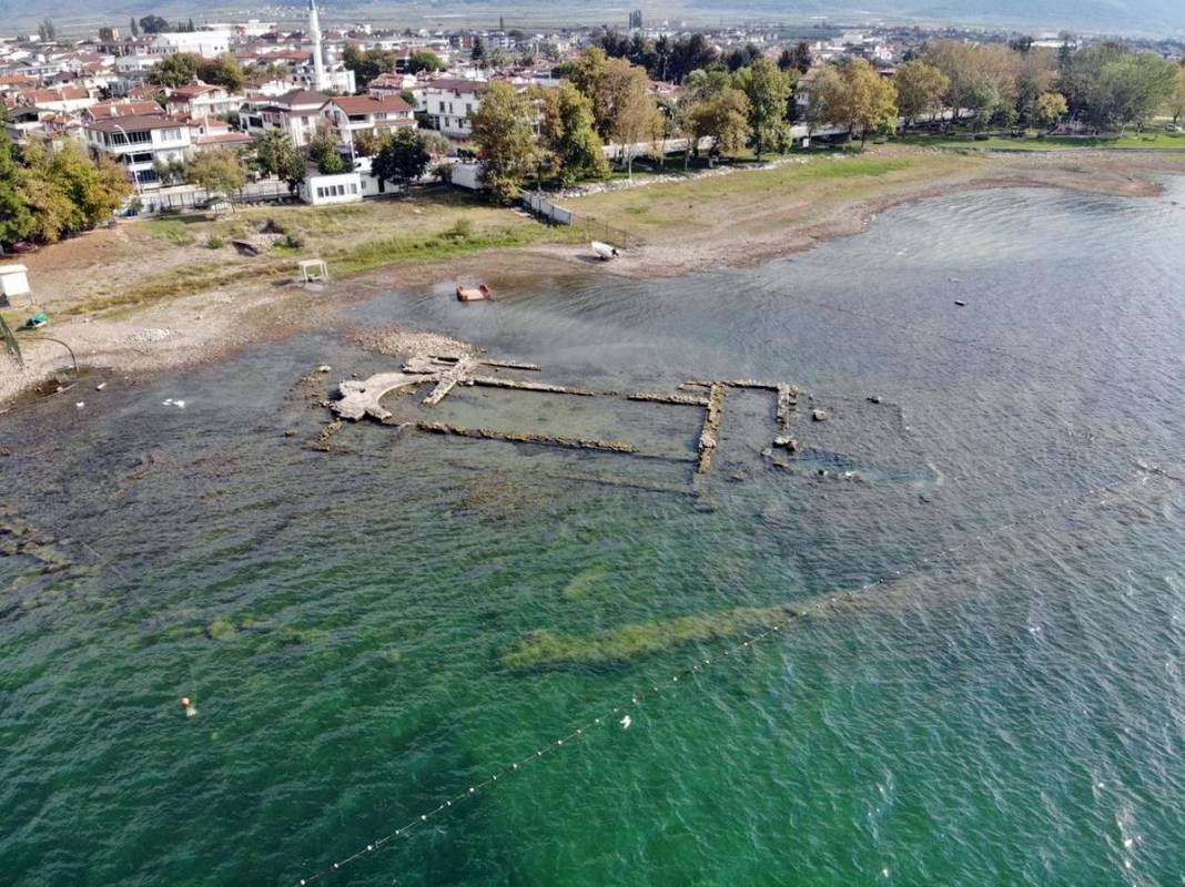 Kuraklık, iki bin yıllık tarihi eseri ortaya çıkardı 10